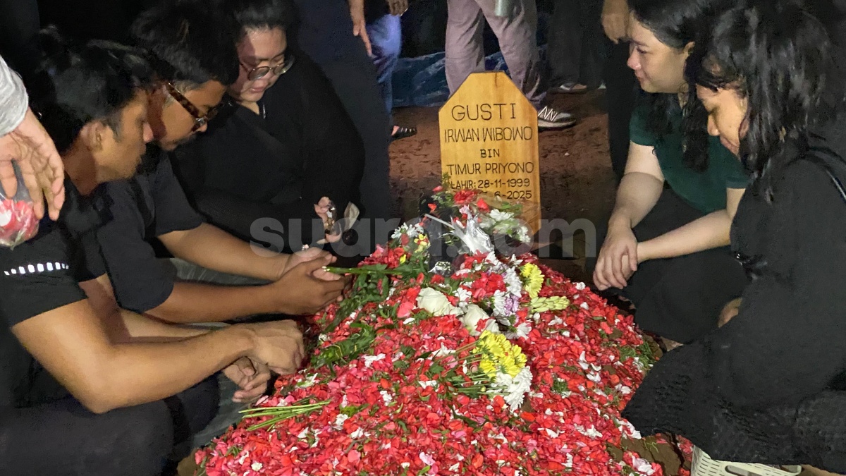 Isak Tangis Keluarga Iringi Pemakaman Gustiwiw