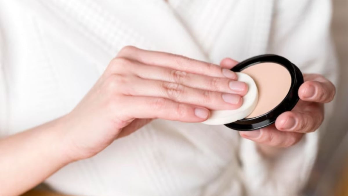 Kulit Kering dan Makeup Cepat Pecah? Coba 5 Bedak Padat Ini, Dijamin Lembap Seharian!