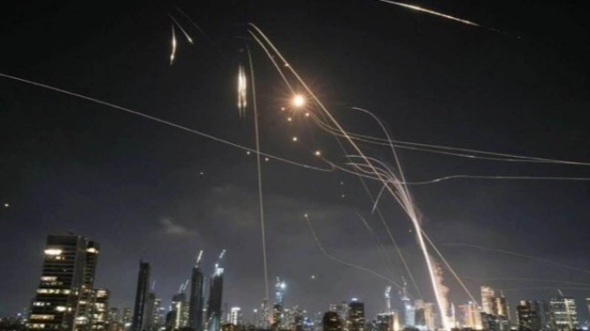 Langit Yerusalem Membara Dihujani Rudal Klaster Iran, Ledakan Keras Guncang Israel