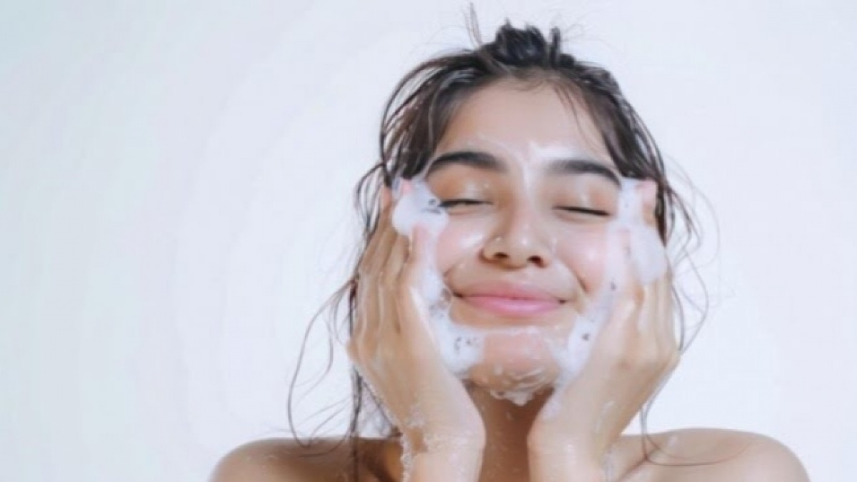Dari Susu hingga Tea Tree, 5 Gentle Cleanser Terbaik Sesuai Kandungannya untuk Kulit Sehat