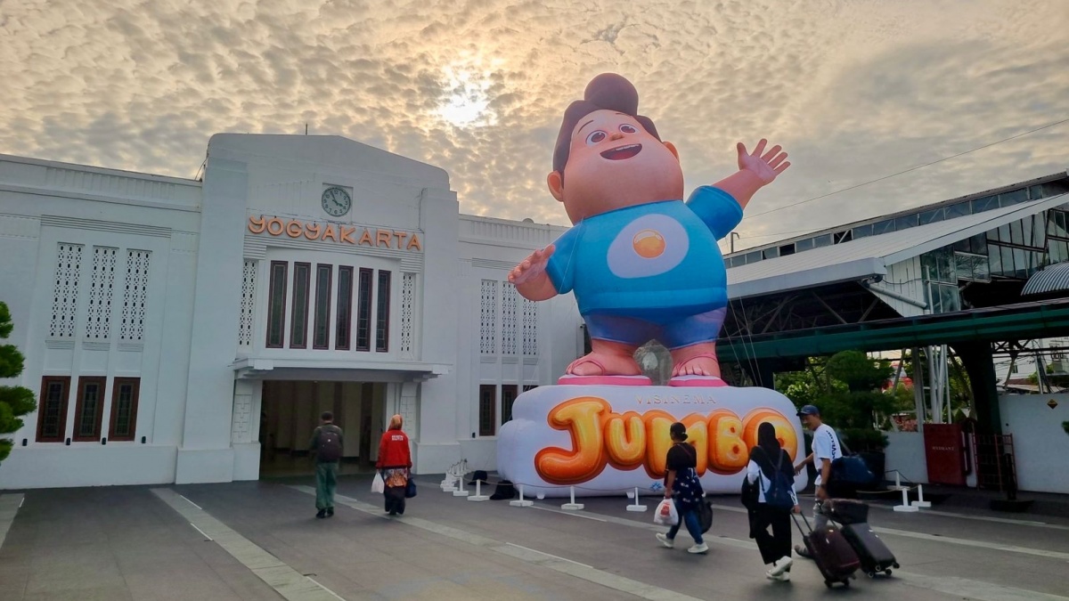 Balon Raksasa Setinggi Lebih dari 10 Meter Sambut Wisatawan di Stasiun Yogyakarta