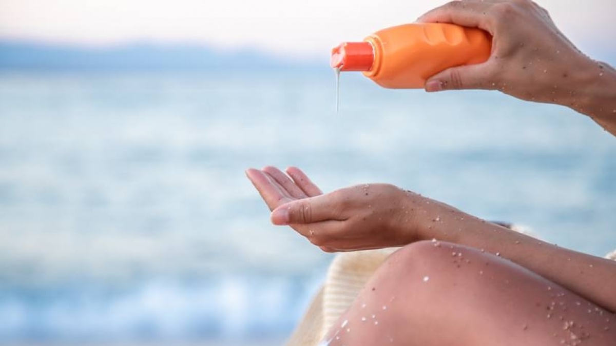 7 Sunscreen yang Waterproof untuk Berenang di Pantai, Aman buat Anak dan Dewasa