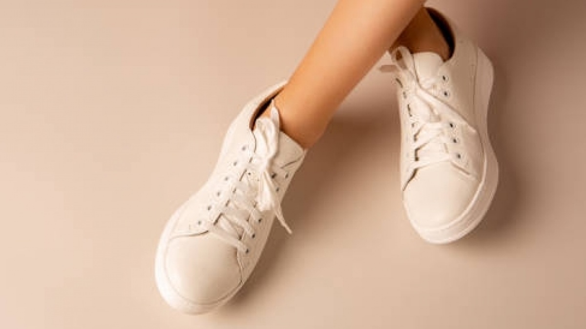 Top 4 Sepatu Putih Pancarkan Aura Old Money, Classy Sesuai Budget