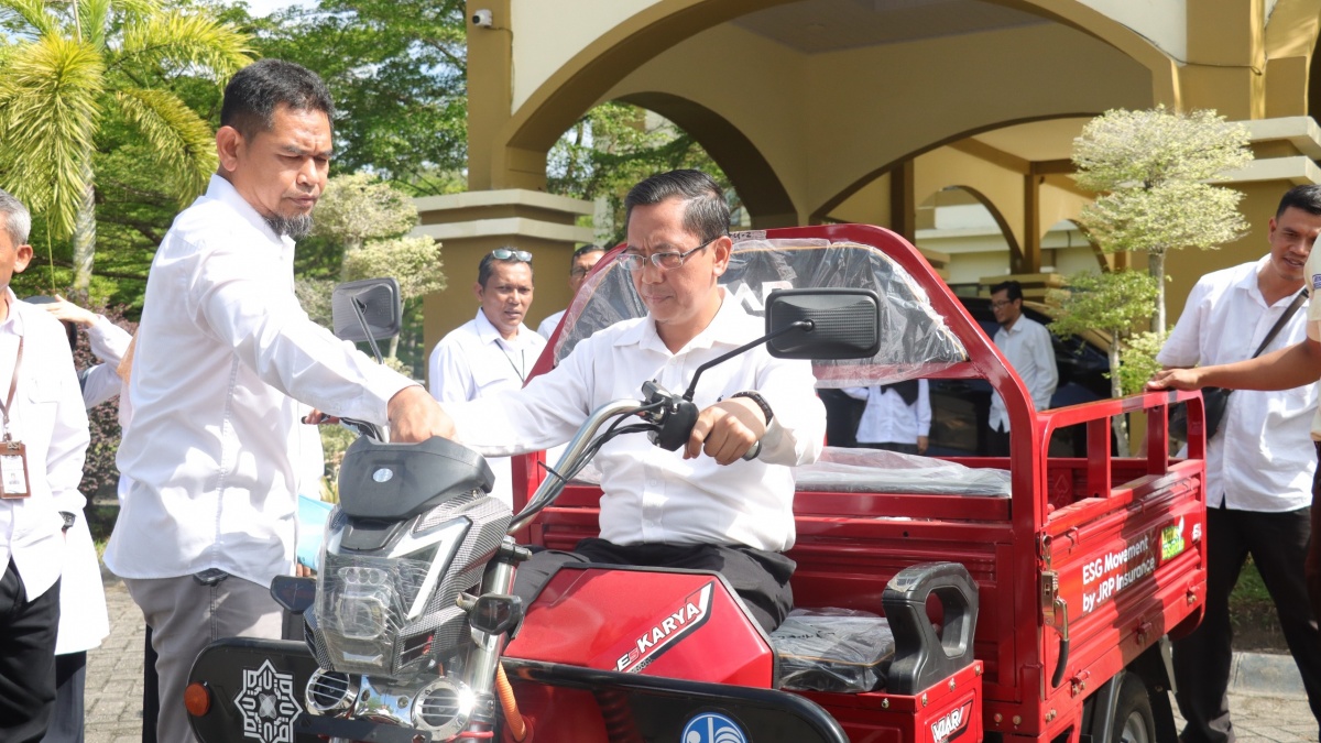 Jasaraharja Putera Dorong ESG Lewat Donasi Kendaraan Listrik dan Penghijauan Kampus UIN Suska Riau