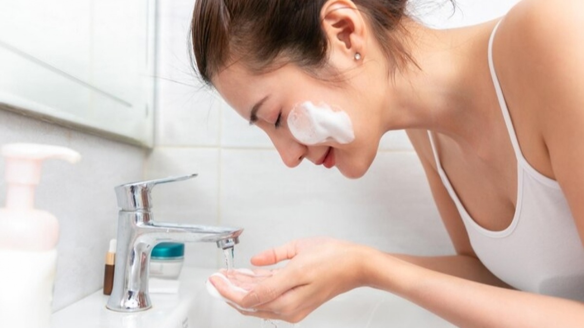 5 Rekomendasi Sabun Muka yang Mengandung AHA BHA: Angkat Sel Kulit Mati dan Bikin Wajah Cerah