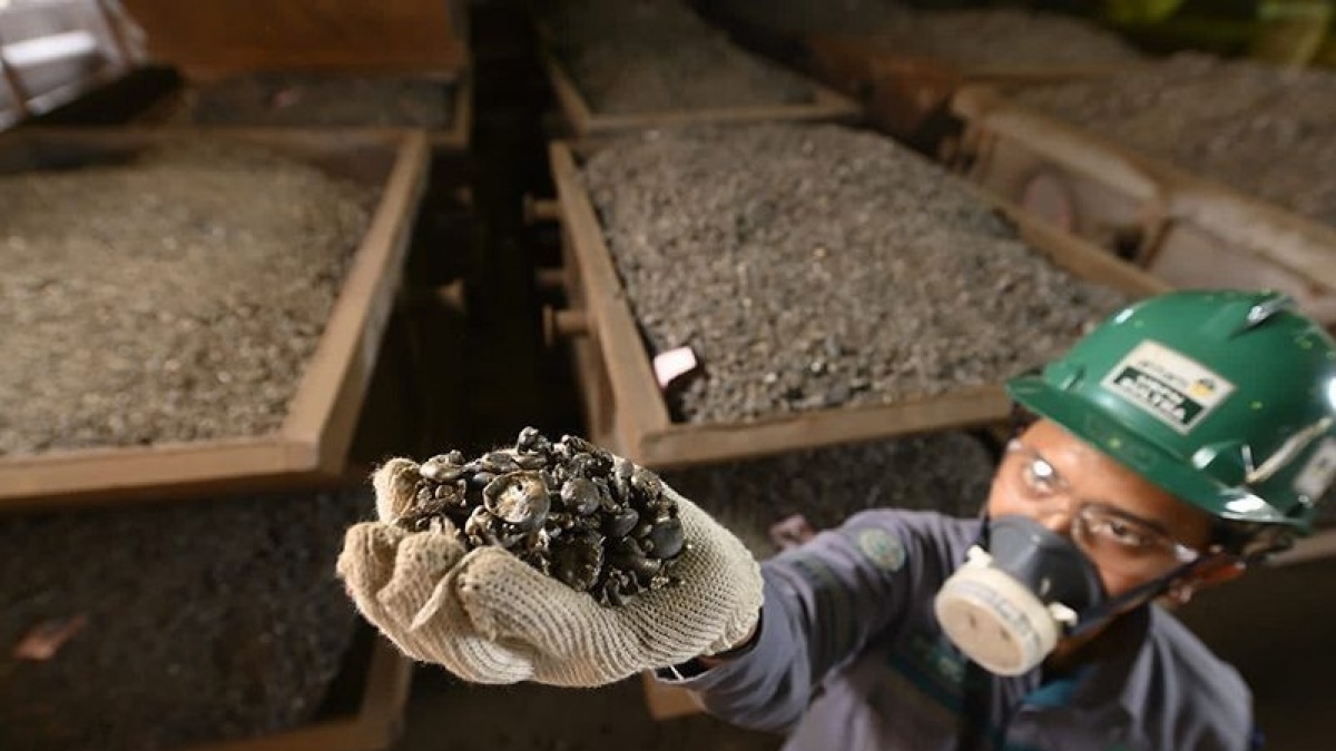 Stok Melimpah, Bahlil Ingin Stop Sementara Aktivitas Produksi Smelter Nikel