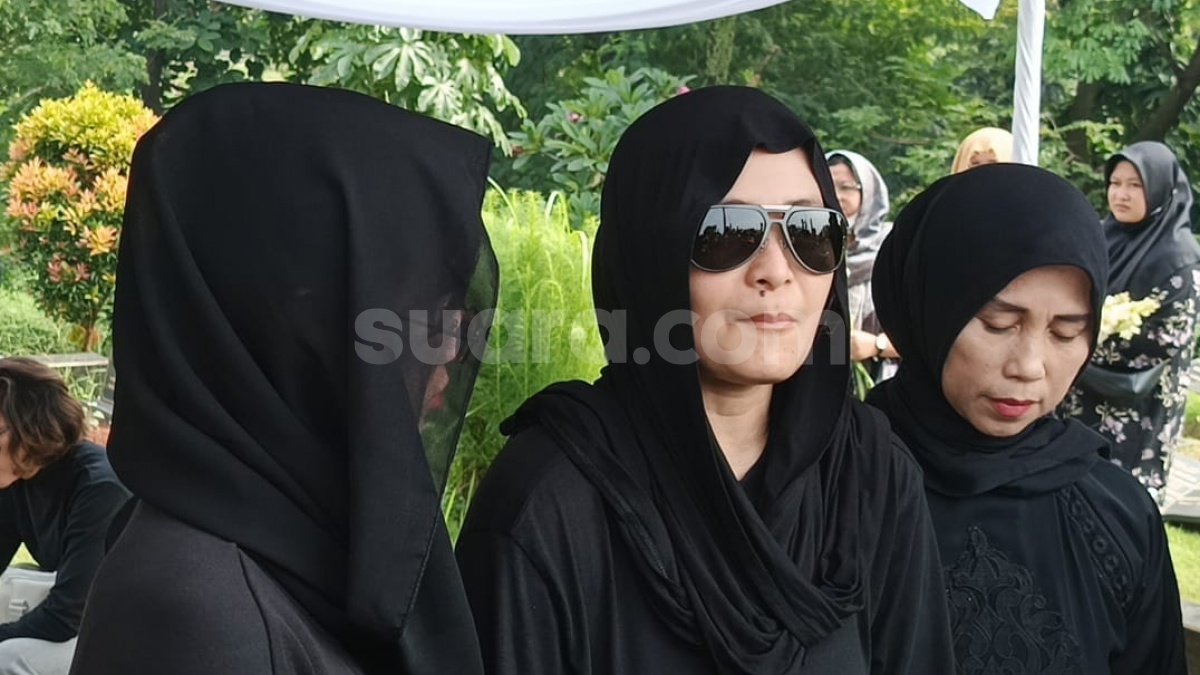 Tangis Mita The Virgin Kehilangan Ibu: Nanti Ngabarin Siapa Lagi