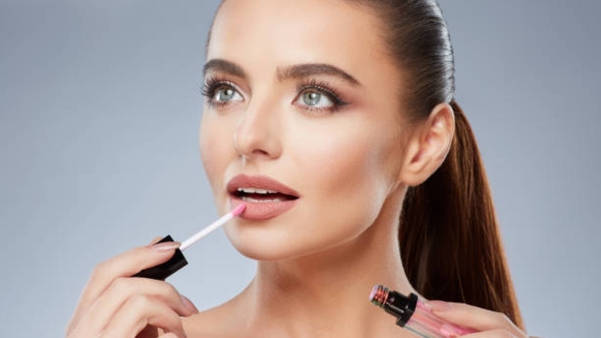 Benarkah Penggunaan Lipstik Matte Setiap Hari Bikin Bibir Hitam Permanen? Cek 5 Faktanya