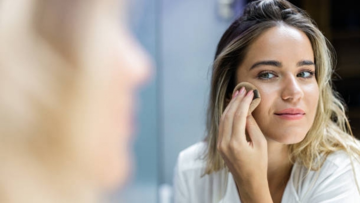 5 Cara Touch Up Bedak Padat di Atas Makeup yang Mulai Luntur agar Wajah Kembali Flawless