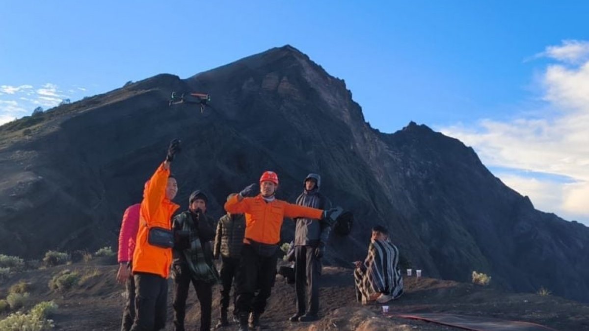 Pendaki Wanita Denmark Jatuh di Gunung Rinjani, Tim SAR Masih Lakukan Evakuasi Libatkan Helikopter!