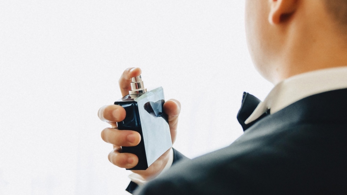 7 Cara Menghilangkan Noda Kuning Bekas Parfum di Baju, Ikuti Tips Ini agar Pakaian Jadi Bersih