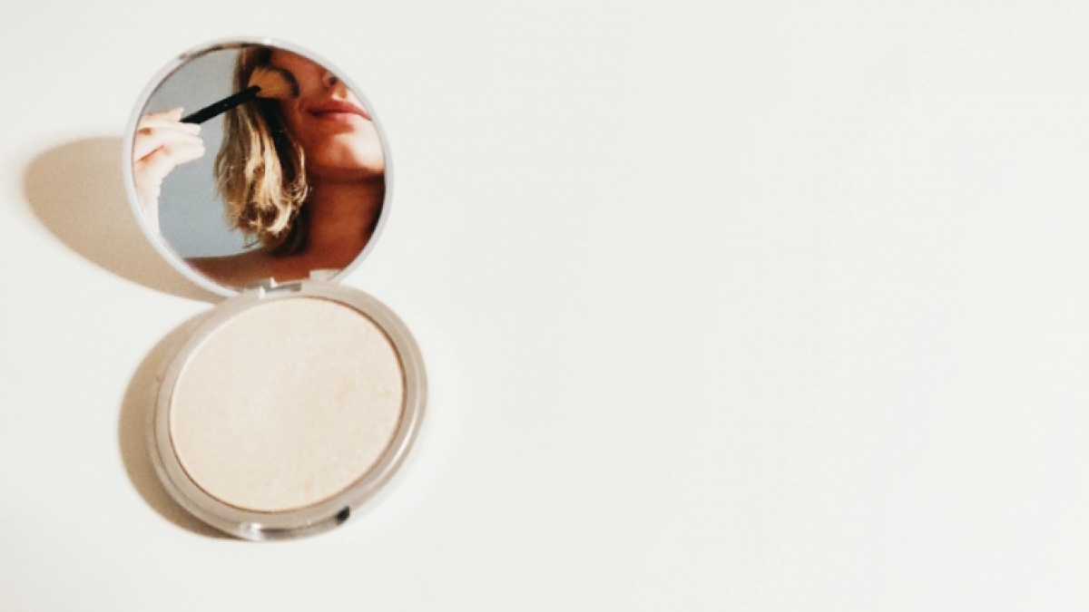 Ini Urutan Skincare yang Benar, Pakai Bedak Tabur Dulu atau Bedak Padat?