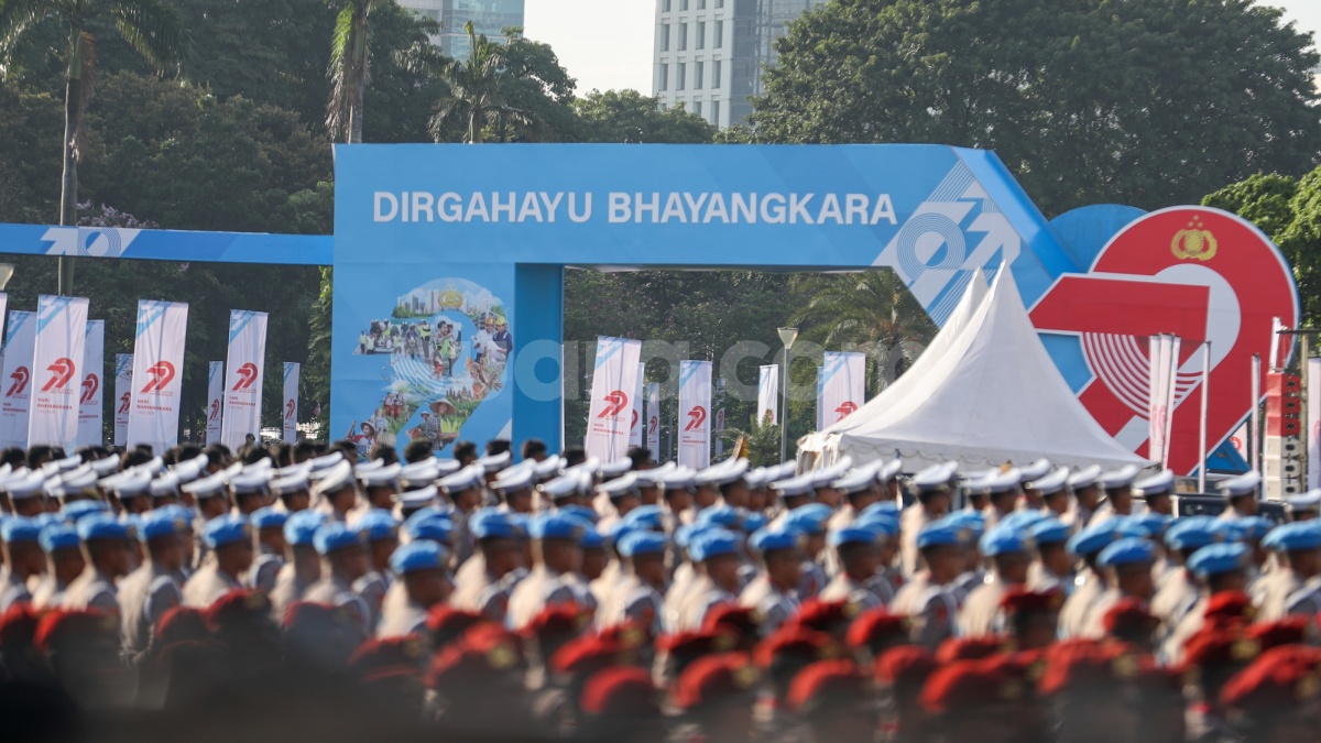 Ikut Meriahkan HUT Bhayangkara, Momen Kelompok Pecinta NKRI Ikut Defile Batalyon 14