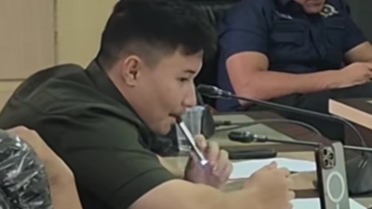 Anggota DPRD KendariFadhal Rahmat Asyik Isap VapeSaat Rapat, Aksinya Tuai Kecaman