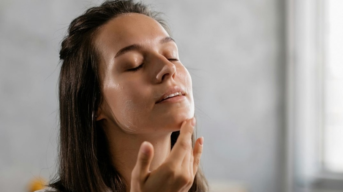 Cara Pakai Moisturizer yang Benar untuk Kulit Berminyak agar Wajah Tidak Kusam