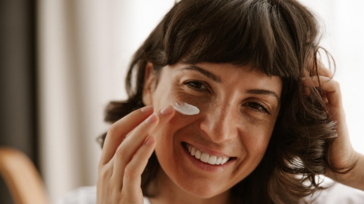 5 Area Wajah yang Sering Terlewat Dioles Sunscreen, padahal Tak Kalah Penting