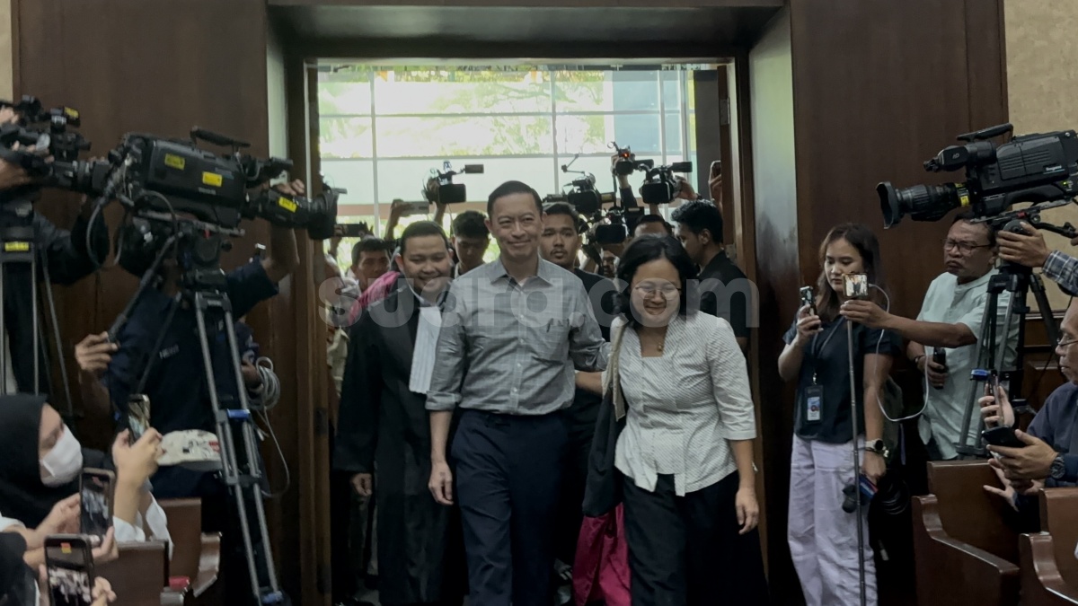 Jelang Tuntutan Jaksa, Tom Lembong Rangkul Istri ke Ruang Sidang