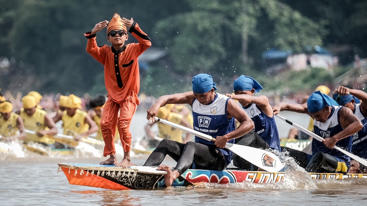 Festival Perahu Panjang dari Asia: Apa yang Bikin Pacu Jalur Riau Lebih Sakral?