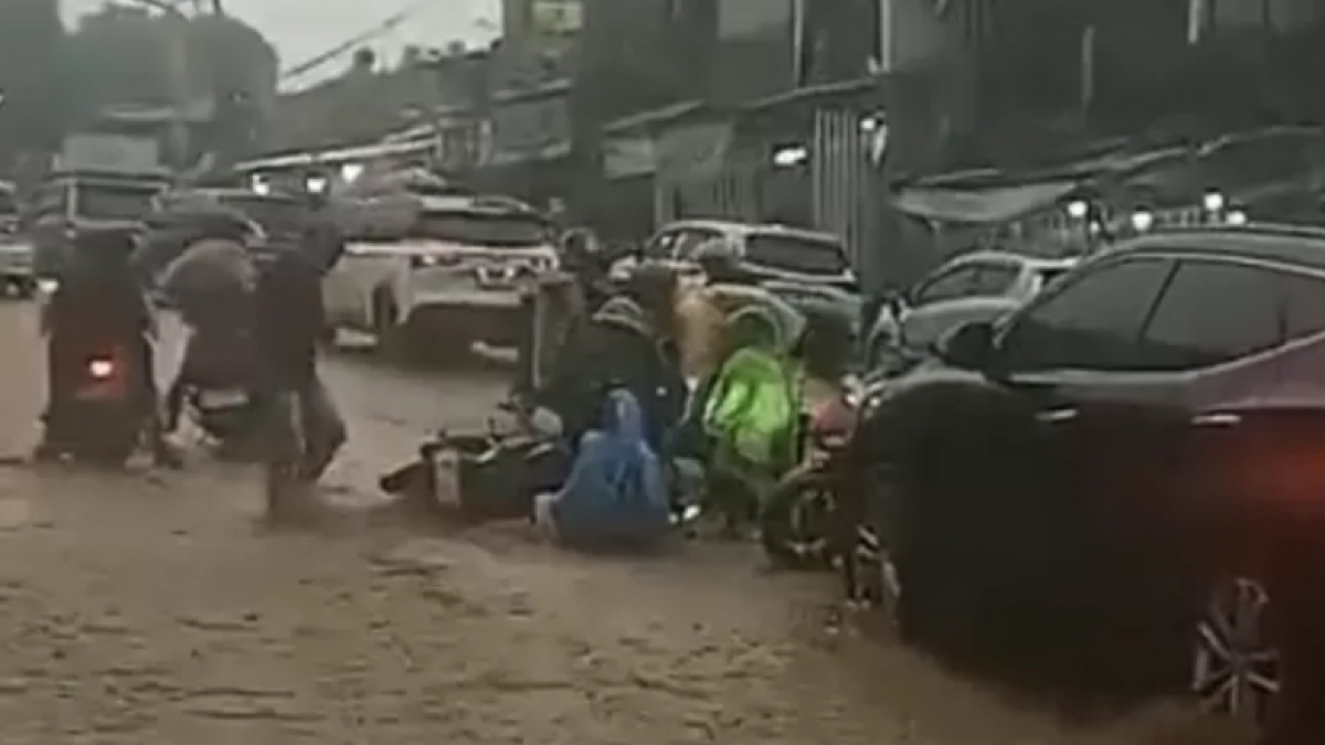 Puncak Bogor Mencekam! Banjir Deras Landa Jalan Raya, Pengendara Motor Bertumbangan