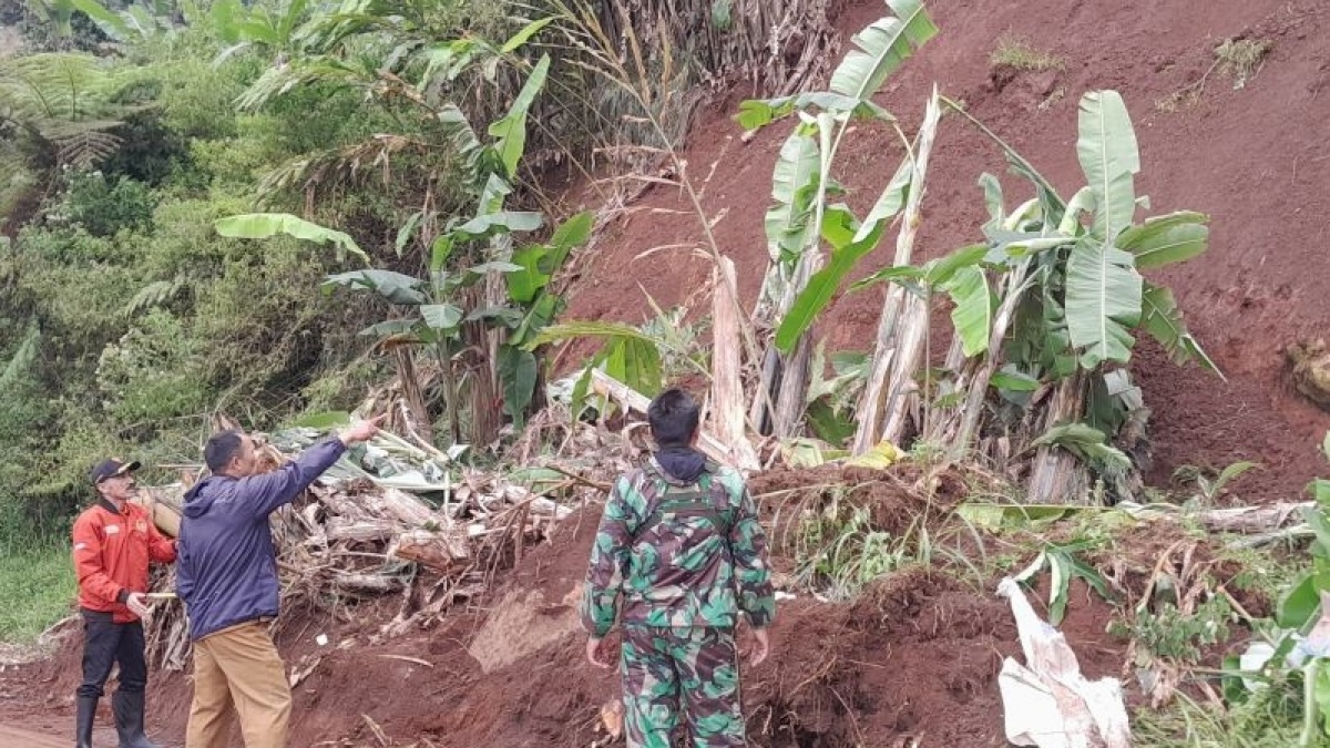 Jalur Puncak II Lumpuh Sehari Akibat Longsor, Kini Sudah Bisa Dilalui Dua Arah