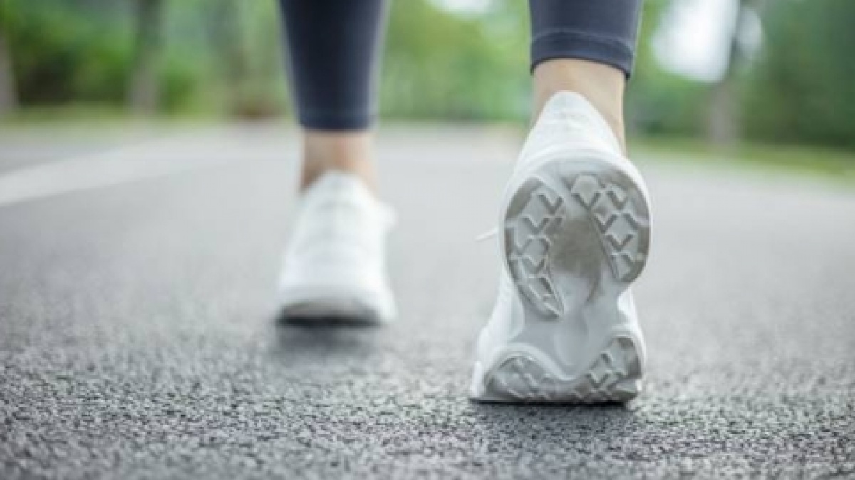 7 Sepatu Jalan yang Enak dan Stabil untuk Kejar 10 Ribu Langkah