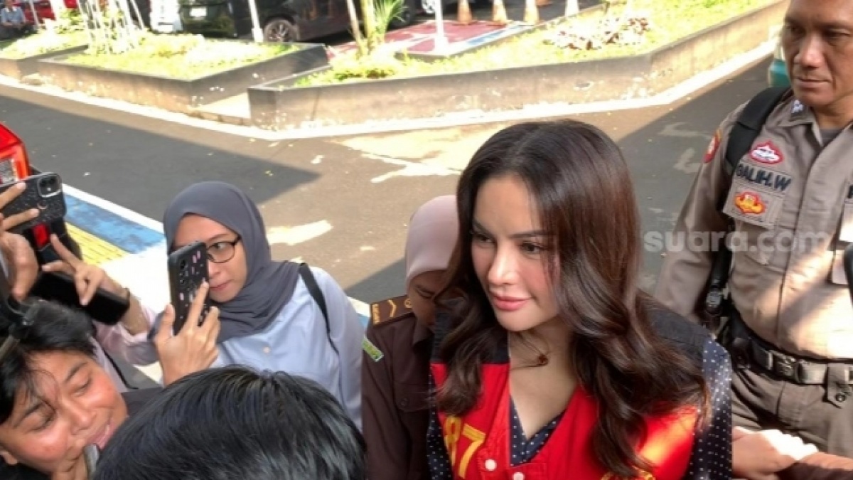 Di Depan Polisi dan Jaksa, Nikita Mirzani Teriak Ingin BAB