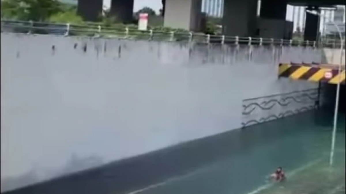 Fenomena Langka di Cikarang: Underpass Tergenang Banjir Jernih, Warga Justru Asyik Berenang