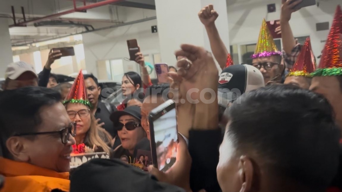 Momen Pendukung Beri Kejutan Ulang Tahun ke Hasto saat Sidang Diskors