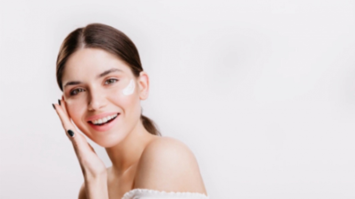10 Rekomendasi Sunscreen Anti Aging untuk Usia 40 Tahun ke Atas, Bye-bye Flek Hitam