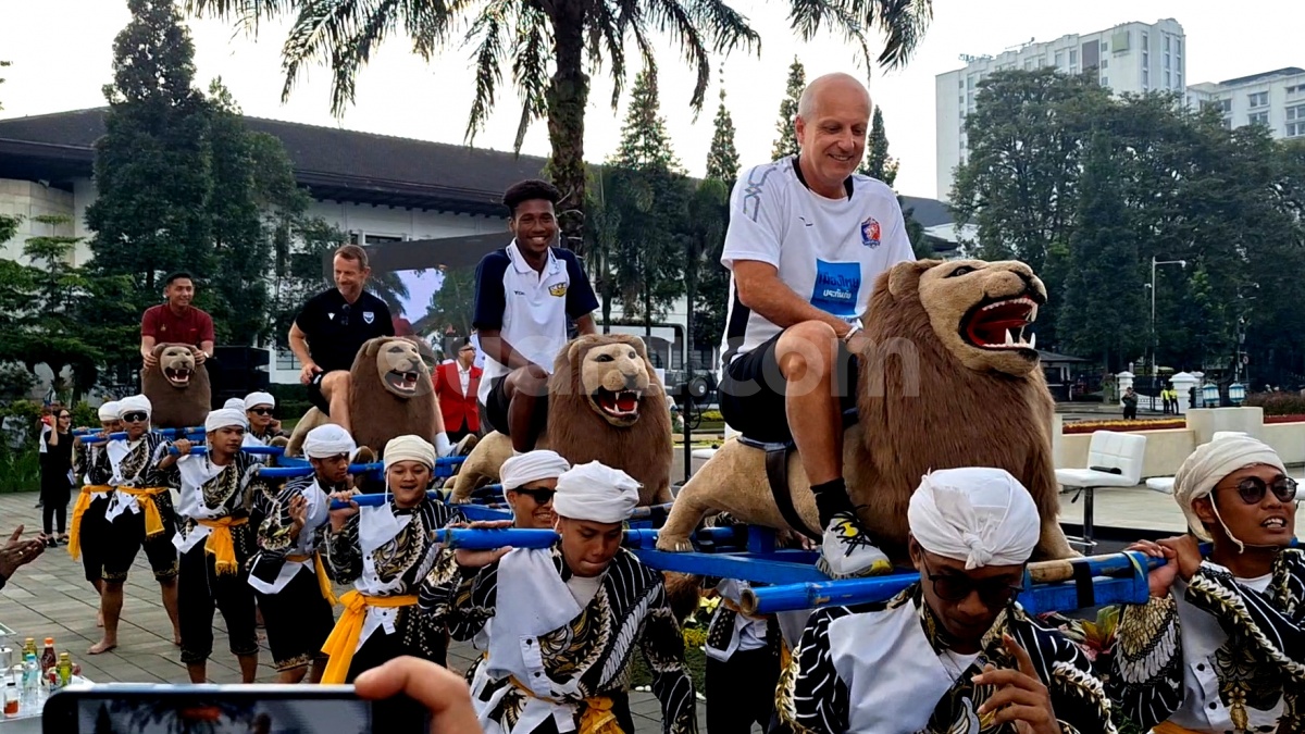 Sisingaan Mendunia Usai Dinaiki Pelatih Ole Romeny Jelang Final Piala Presiden 2025
