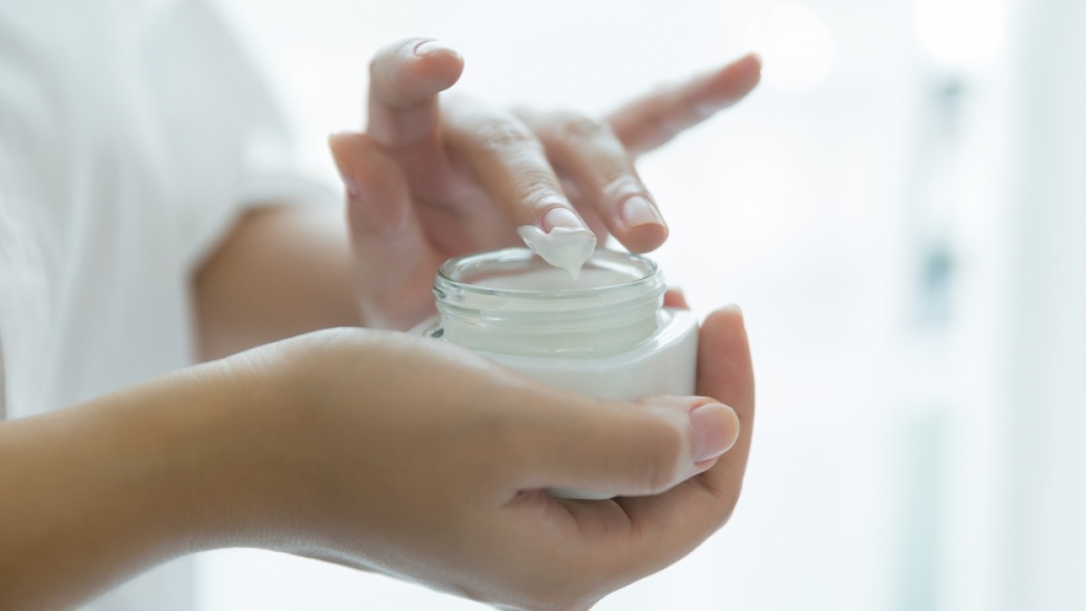 Sleeping Mask atau Moisturizer Dulu? Ini Urutan Pakai Skincare Malam yang Benar