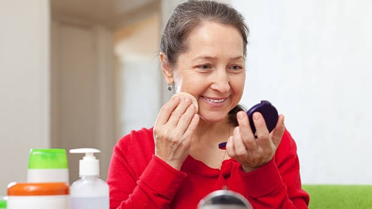 8 Bedak Translucent untuk Usia 50-an, Wajah Jadi Flawless dan Natural