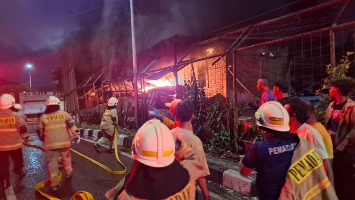 Kebakaran Rumah Dua Lantai di Jakarta Utara, Dua Belas Unit Pemadam Dikerahkan