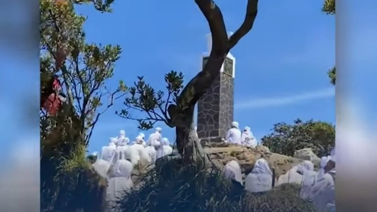 Viral Sekelompok Orang Berbaju Putih Mirip Tawaf di Gunung Lawu, Begini Keterangan Perhutani