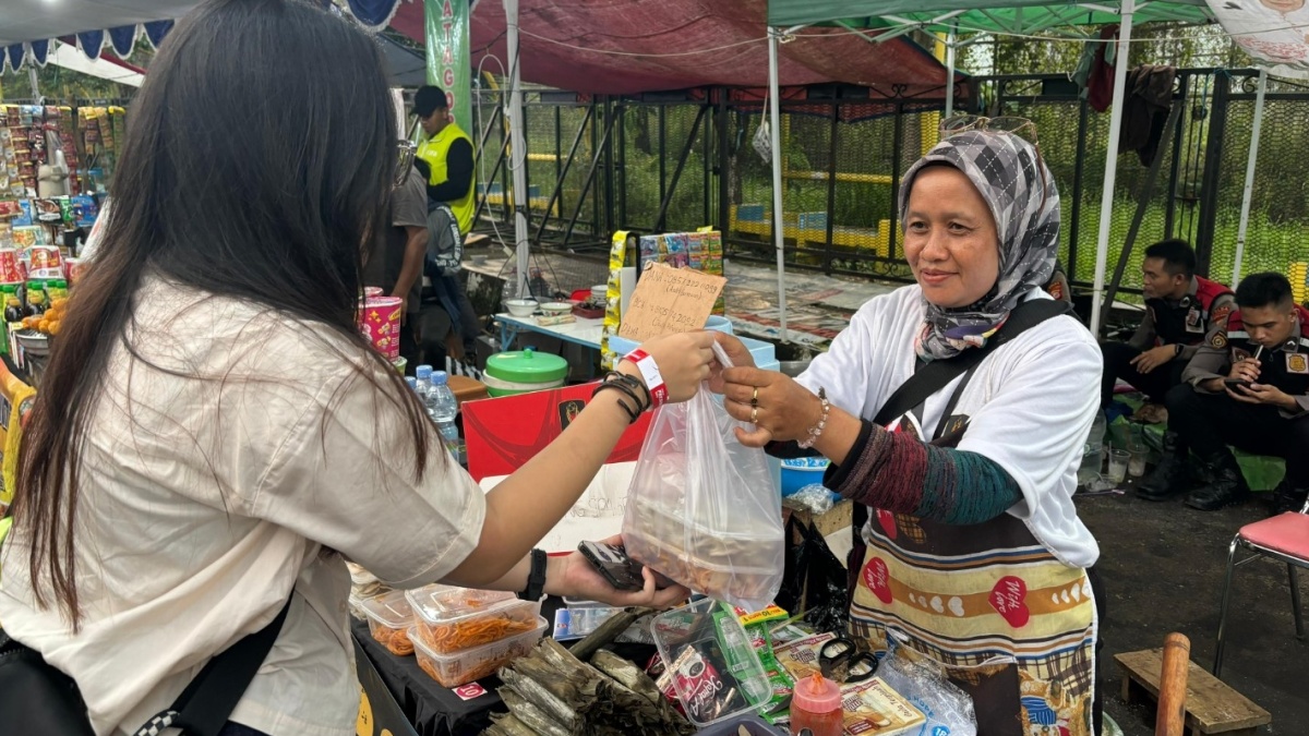 PNM Fasilitasi 50 Nasabah Mekaar Jualan di Stadion, Untung Berlipat!