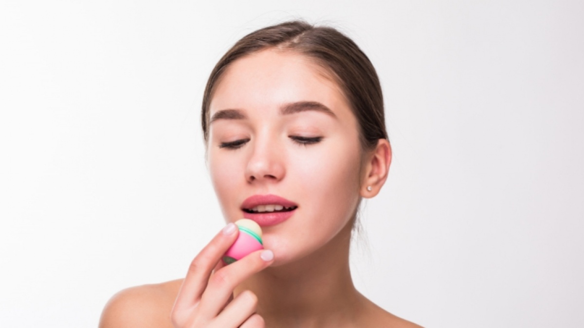 7 Rekomendasi Lip Balm Mengandung Vitamin E, Bikin Bibir Cerah dan Tampak Pink Alami