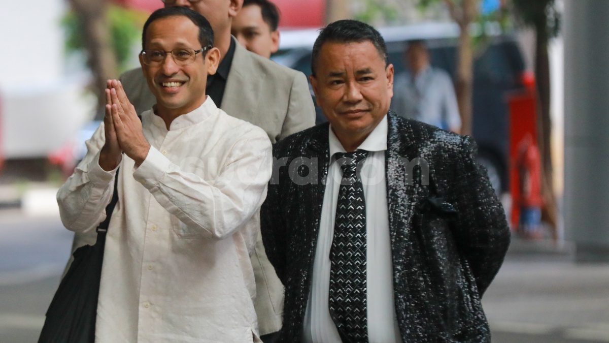 Ekspresi Nadiem Makarim Menuju Ruang Pemeriksaan Kejagung