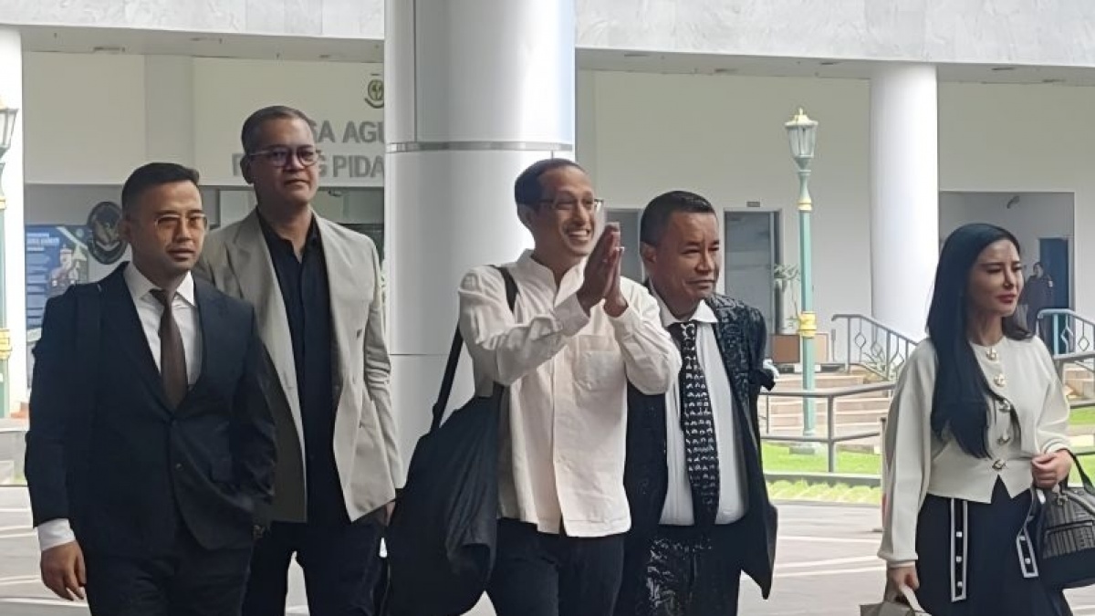 Diperiksa Lagi usai Dicekal Kasus Chromebook, Gaya Nadiem saat Dikawal Hotman Paris dkk di Kejagung