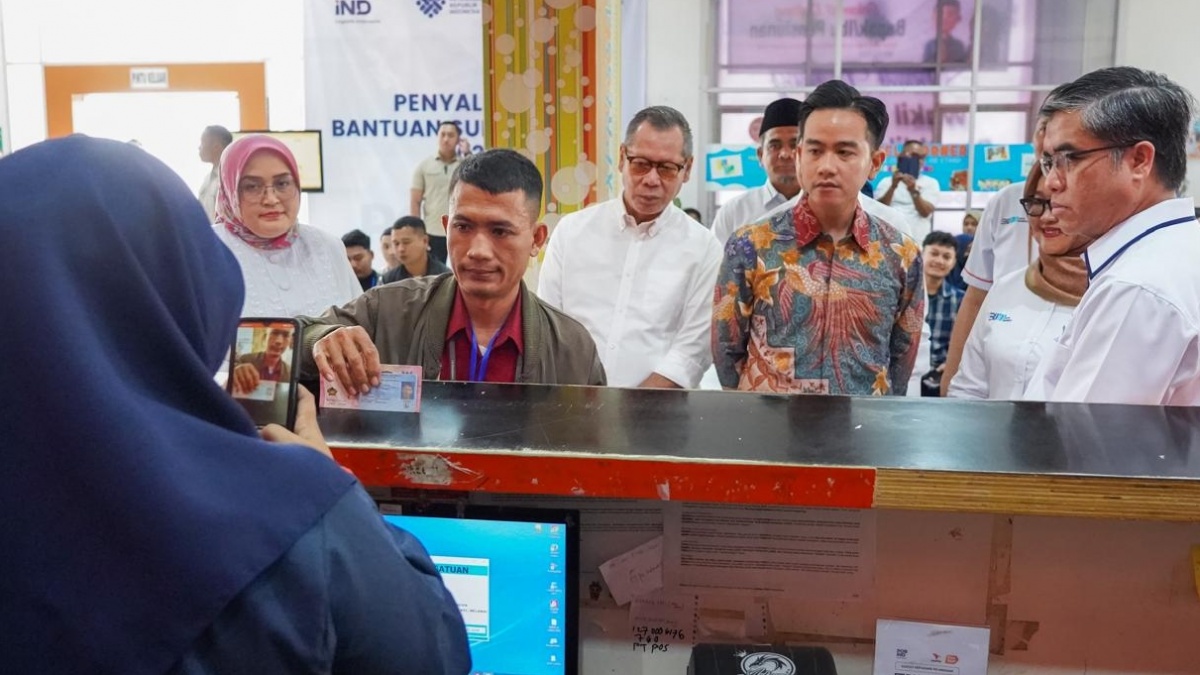 Wapres Gibran Pantau Langsung Penyaluran BSU di Kantorpos KCU Jakarta Flora
