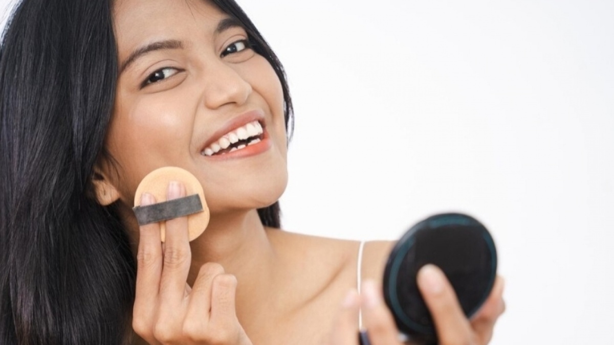 Cushion Vs Bedak Two Way Cake, Mana yang Lebih Bagus dan Awet untuk Wajah?