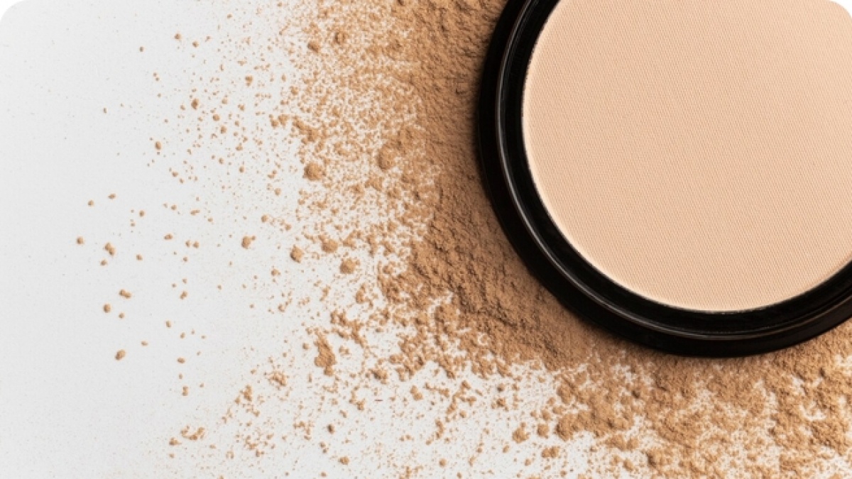 Bedak Apa yang Cocok untuk Kulit Berminyak? Intip 5 Rekomendasi Produknya Mulai Rp35 Ribuan