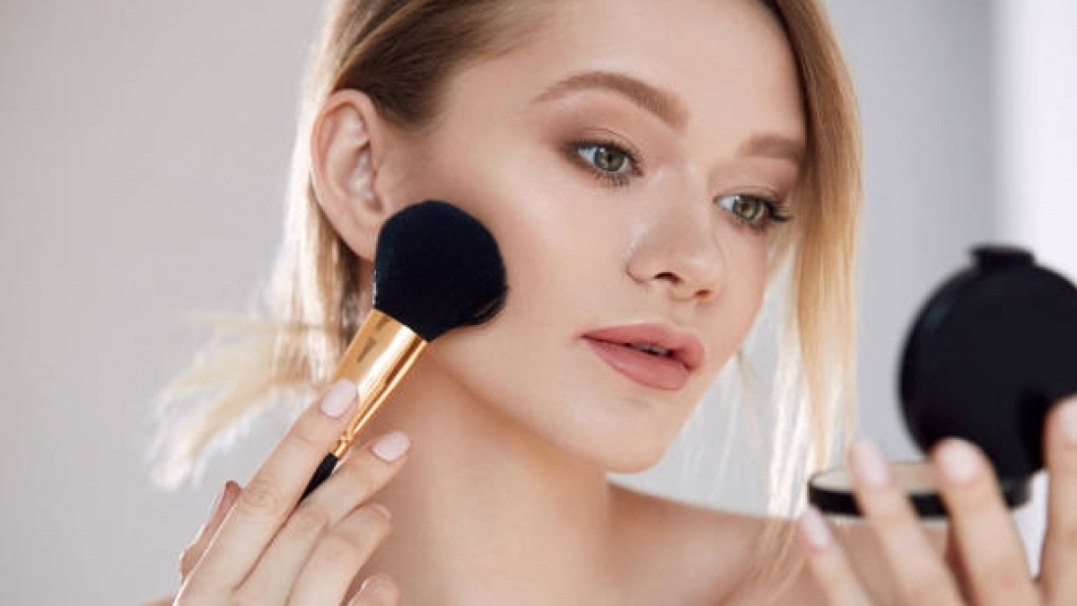 5 Rekomendasi Bedak Tabur Anti Flashback, Makeup Tetap Natural saat Difoto