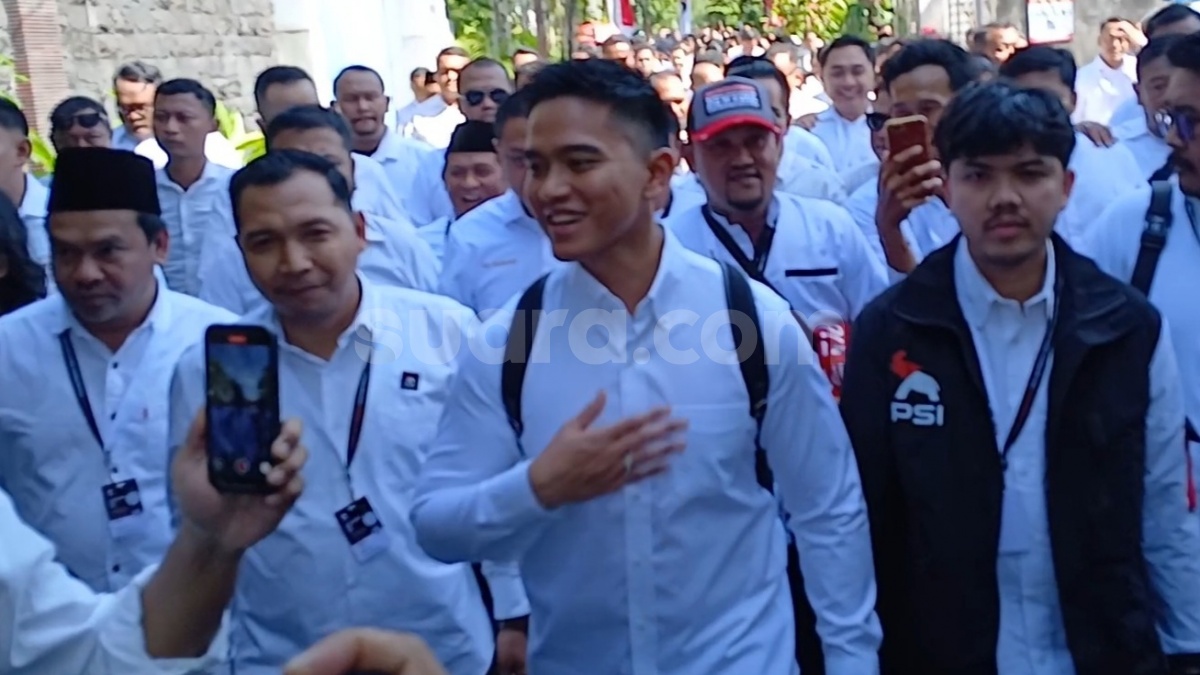 Bak Prosesi Raja Jawa, Kaesang Diarak dari Rumah Jokowi Menuju Takhta Ketua Umum PSI