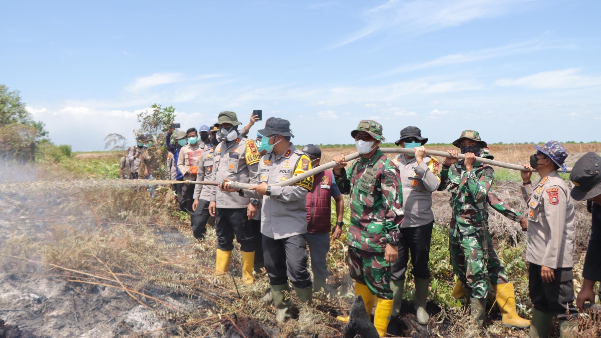 Kapolda Riau Ikut Padamkan Karhutla, gegara Asap Sampai ke Malaysia?