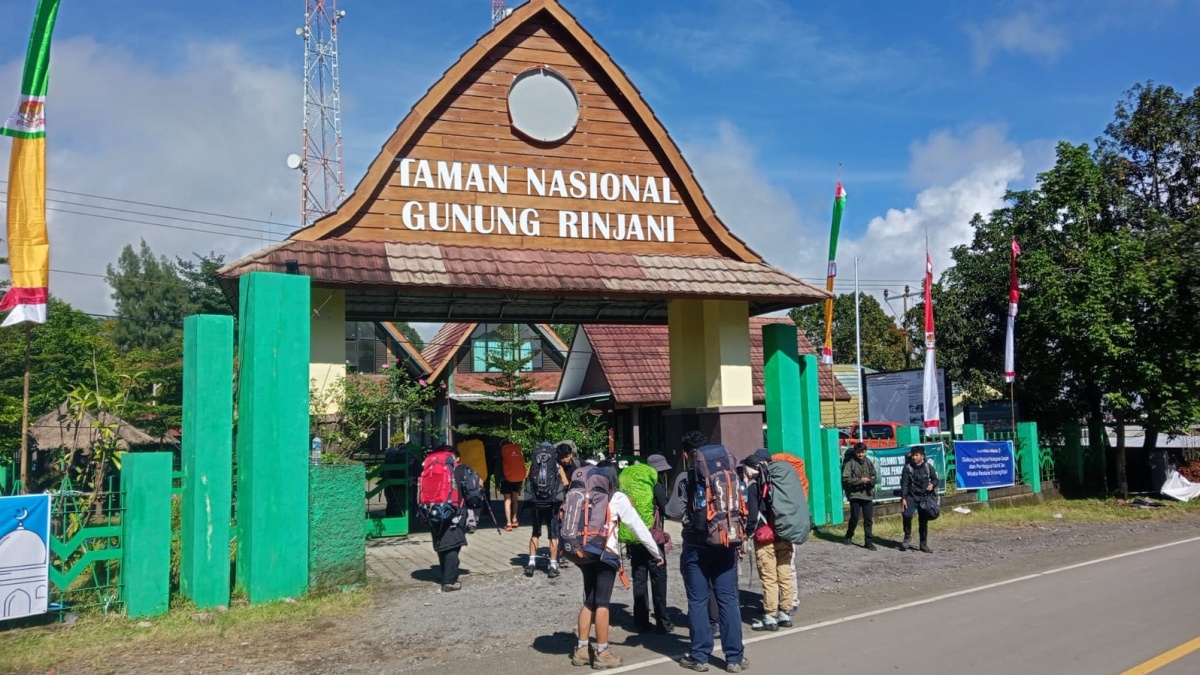 Penutupan Mendadak Gunung Rinjani: Prioritaskan Pendaki Tapi Ekonomi Porter Terpukul