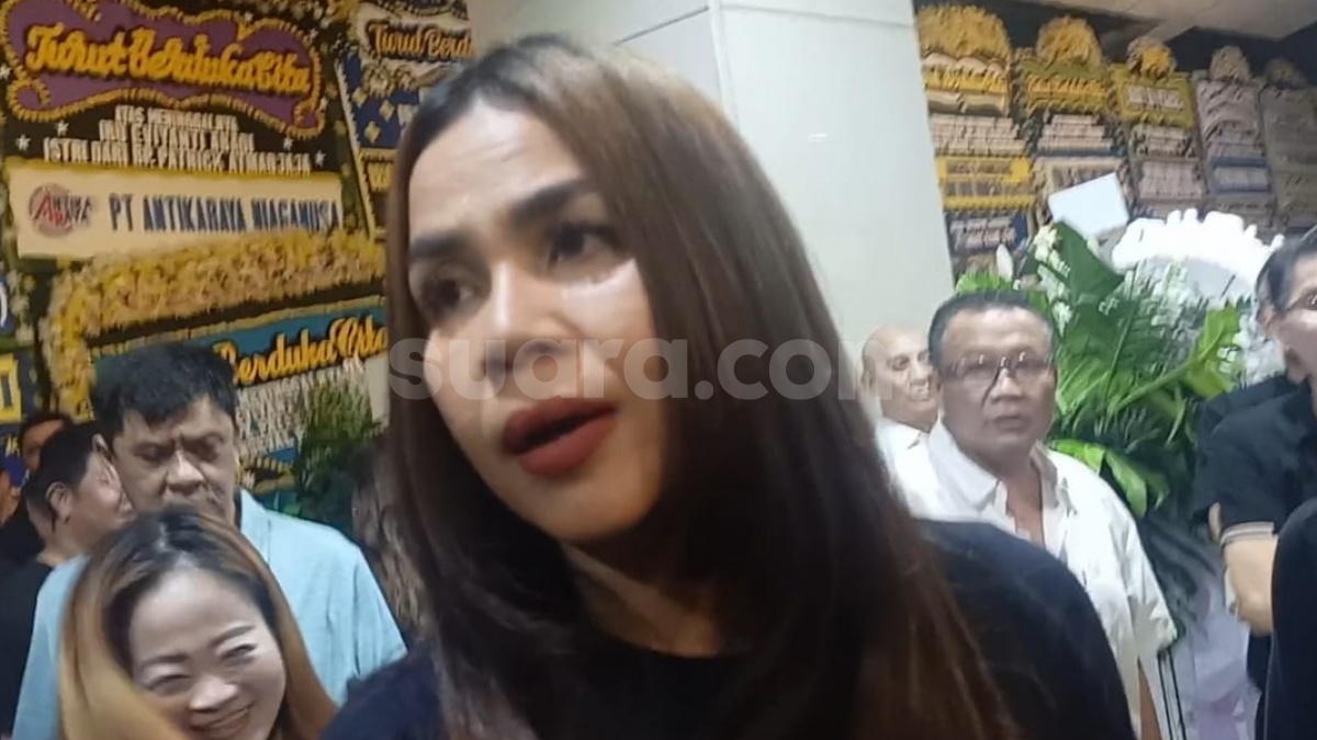 Hadir ke Rumah Duka, Melaney Ricardo Ungkap Kondisi Sarwendah Usai Sang Ayah Meninggal Dunia
