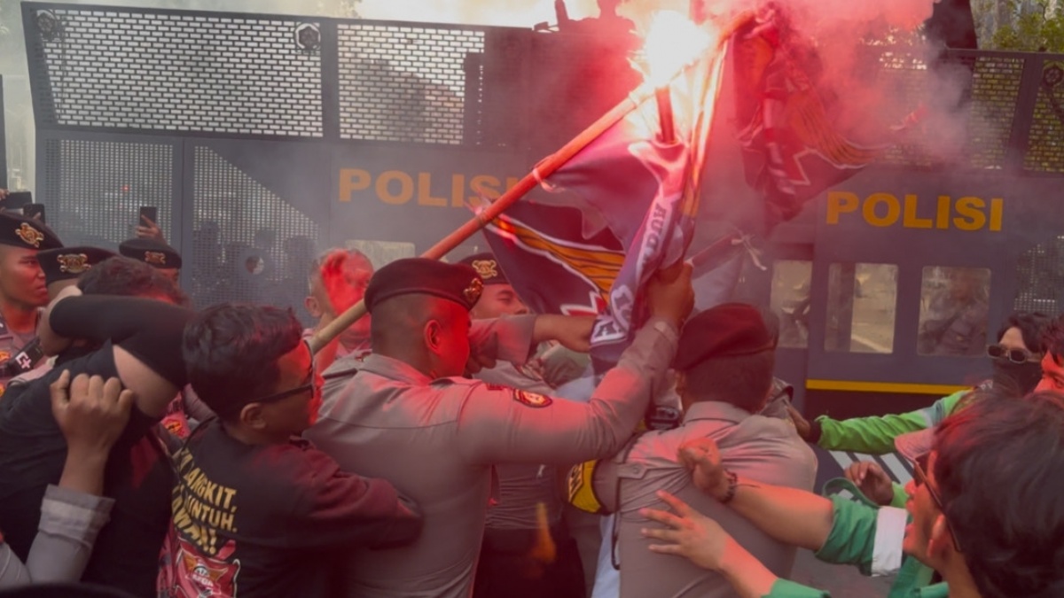 Aksi Ojol 217 Memanas: Massa Bakar Flare Teriakan Tuntutan UU Transportasi Online