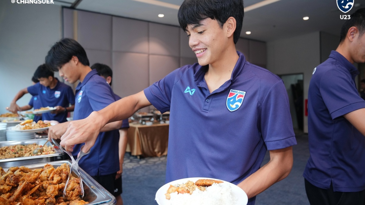 Ekspresi Bahagia Pemain Timnas Thailand U-23 Lihat Ayam Goreng