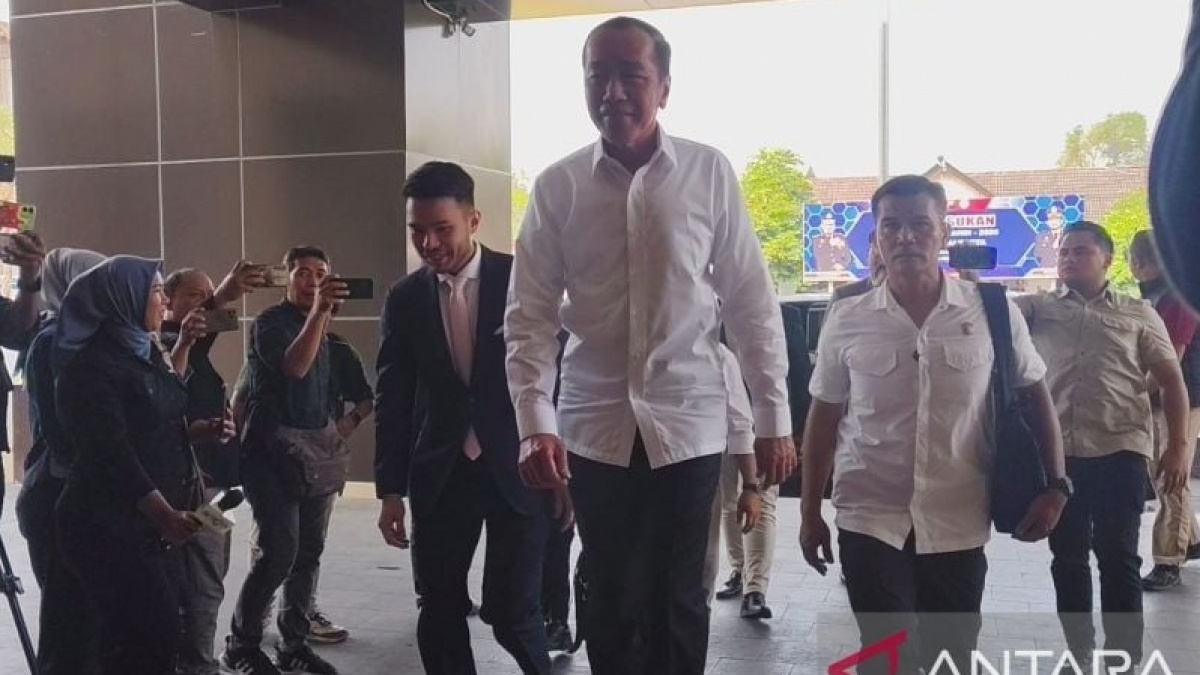 Jokowi Bawa Ijazah Asli ke Polisi, Tapi Pengacaranya Kok Beda Omongan Soal Siapa yang Dilaporkan