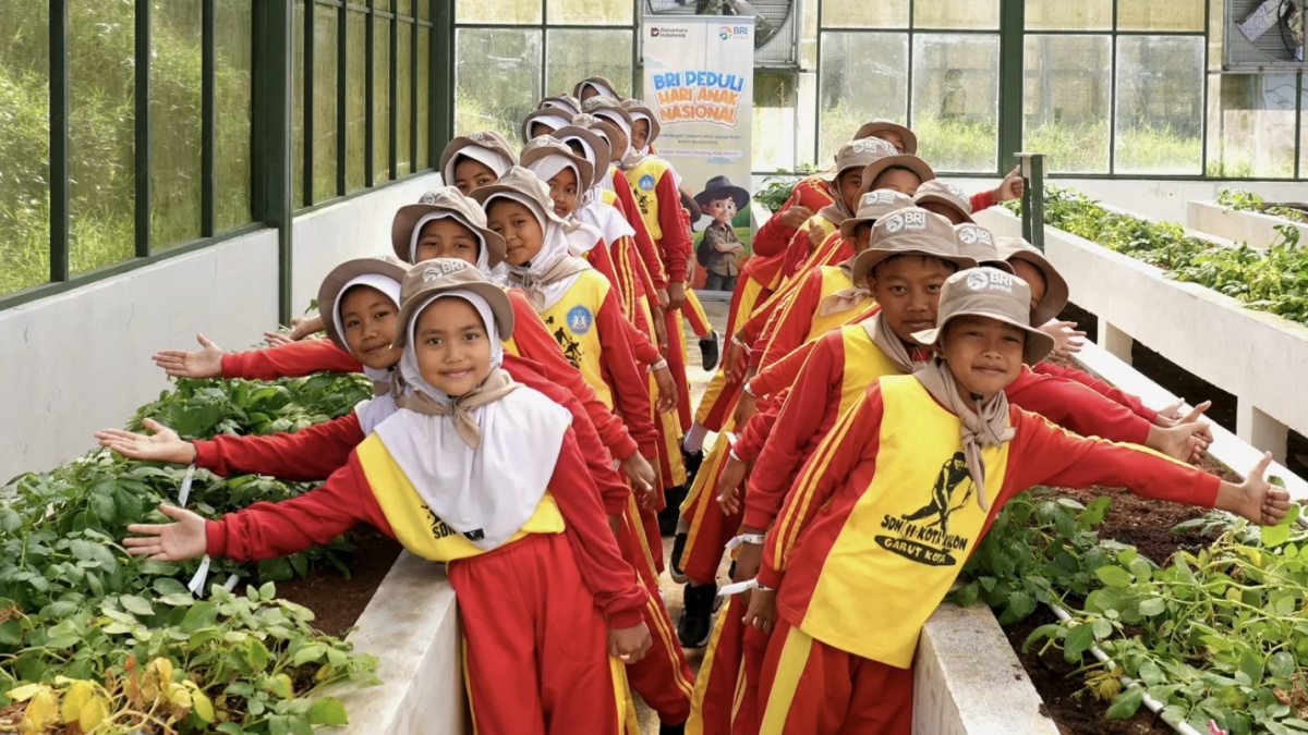 BRI Peduli Ajak Anak-anak SD Garut Belajar Pertanian Lewat Program Agroedukasi